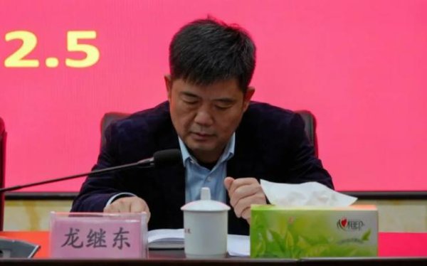 共赢优配 龙继东，追求低级趣味，参与以钱为注的娱乐活动